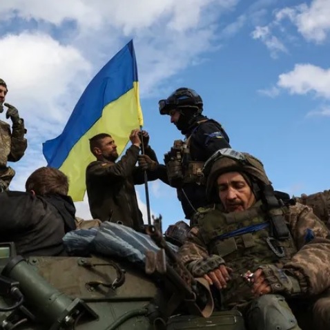 Spécialistes militaires ukrainiens et terroristes  dans la base militaire d'Abéché