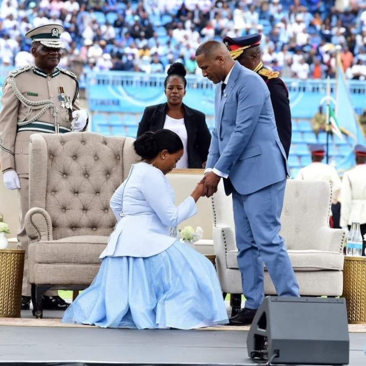 Un geste traditionnel de la Première Dame Kaone Boko émeut lors de l'investiture présidentielle