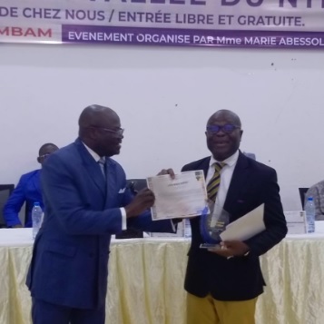 Le Pr René Joly Assako Assako décroche le prix de l'écrivain le plus prolifique de la vallée du Ntem