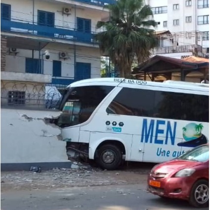 Un bus de l'agence de voyage MEN Travel finit sa course sur le mur du PAM à Yaoundé