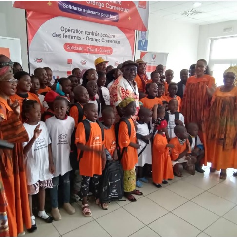 Les femmes de Orange Cameroun font la rentrée scolaire avec les enfants défavorisés