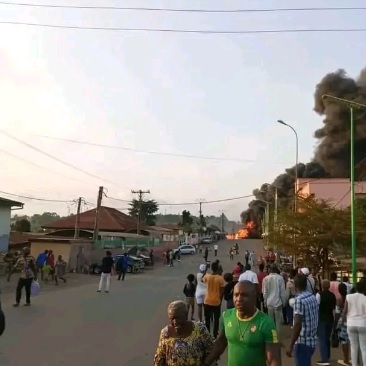 Incendie,Yaoundé: Un camion de l'entreprise Nikel Oil se renverse non loin de la chefferie d'Efoulan