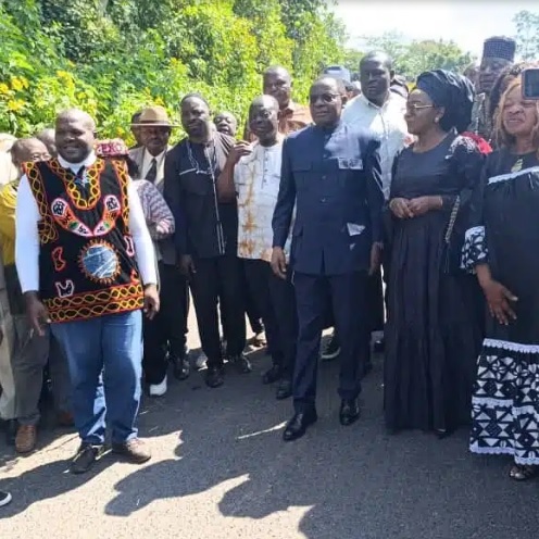 Maurice Kamto en visite sur le lieu du double éboulement à Dschang