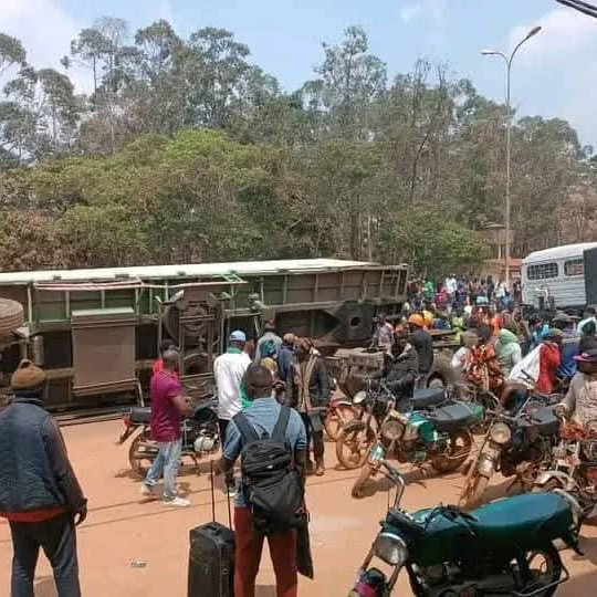 Accident mortel à Yaoundé : Un conteneur écrase un taxi au Carrefour Meec