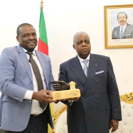 Émile Fidieck prix ecomatin de la meilleure presse économique du Cameroun reçu par le Mincom