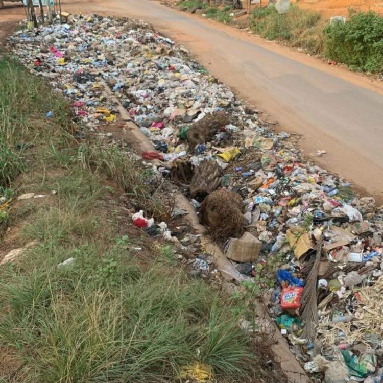 Challenge Photo à Yaoundé : Les Poubelles au Cœur d’une Tendance Virale sur les Réseaux