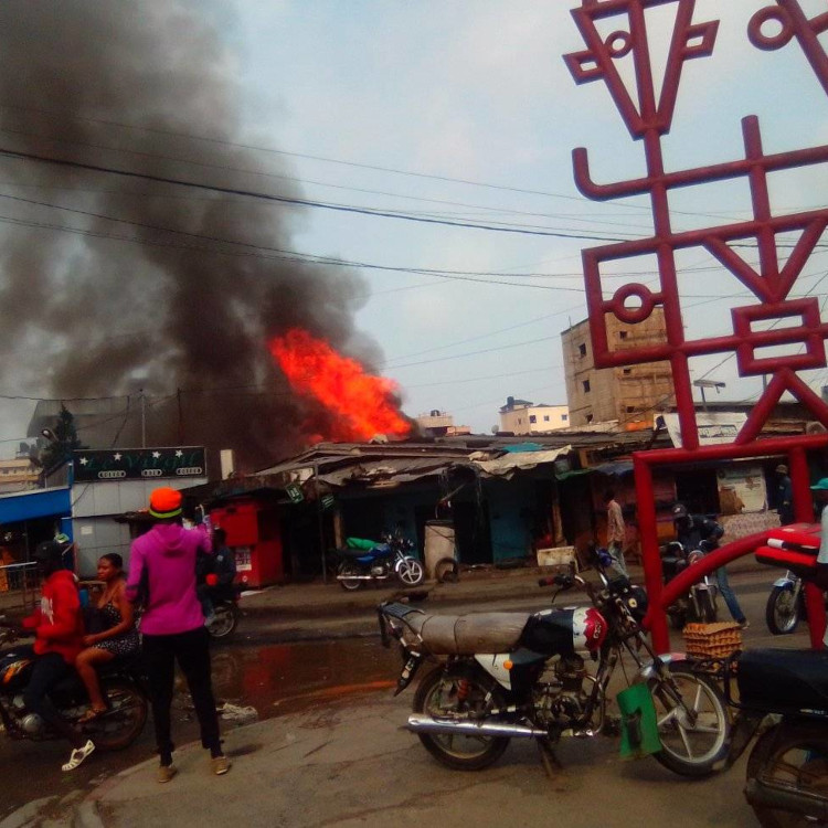 Violent incendie à Terminus Douala : un lieu de divertissement en flammes ce 25 janvier 2025