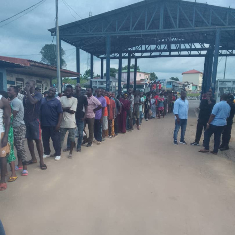 Expulsions massives de Camerounais en Guinée Équatoriale : Tensions commerciales et violations
