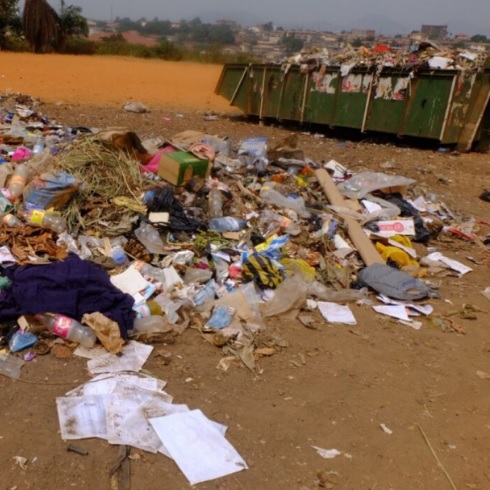 A Yaoundé, les populations et les ordures se disputent de la place