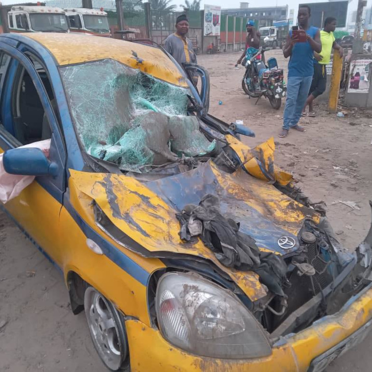 Tragédie à Bonabéri : 5 morts dans une collision entre un camion et un taxi