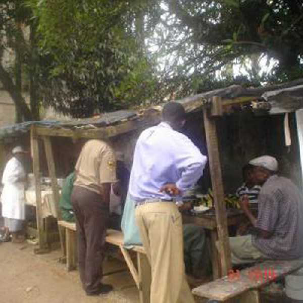 Reportage: Ces restaurants dits "Tourne dos" qui dictent leur loi dans la ville de Douala