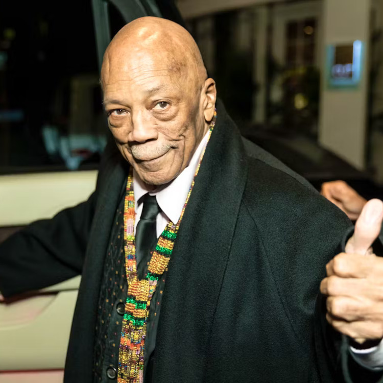 Décès de Quincy Jones, le légendaire producteur de Michael Jackson et icône du jazz, à 91 ans