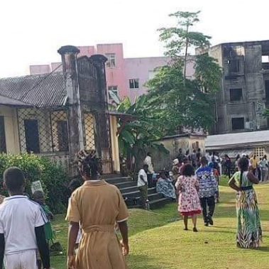 DRAME À L'ÉCOLE D'APPLICATION DE KRIBI CENTRE: UNE ENSEIGNANTE MEURT DANS SA SALLE DE CLASSE