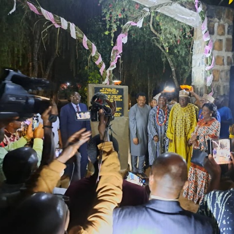 DÉPARTEMENT DU KOUNG-KHI: PRINCE MENKAM THÉOPHILE KWENDJEU FAIT UN DON DE LAMPADAIRES À BATOUFAM