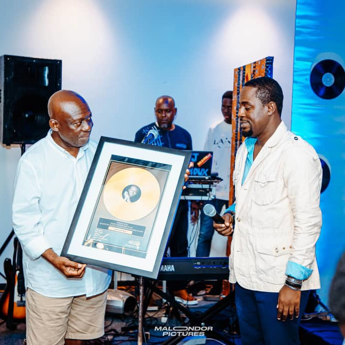 Sam Mbende honoré aux Mbindis Concerts pour son apport à la musique camerounaise